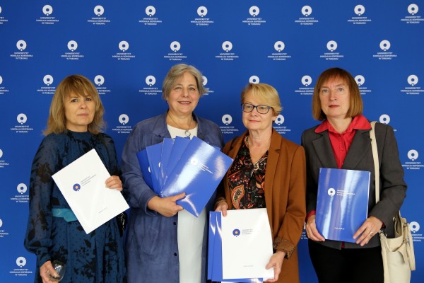 Wręczenie nagród JM Rektora UMK w fouer Auli UMK (26.09.2019) [fot. Anna Bielawiec-Osińska]